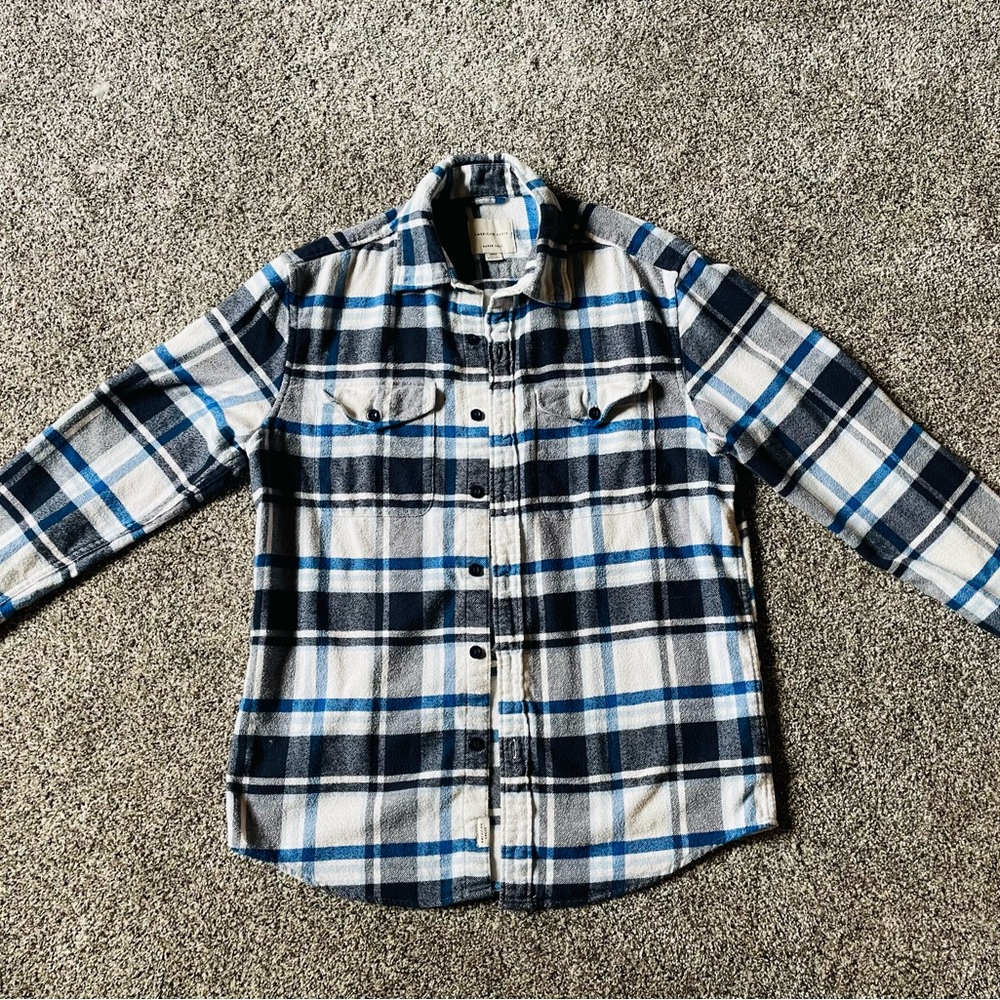American Eagle men’s flannel shirt. Very comfy. Sz small